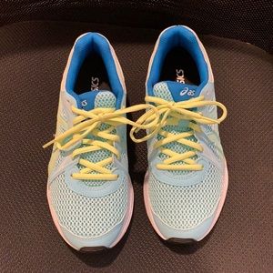 Kids Asics size 6 shoes